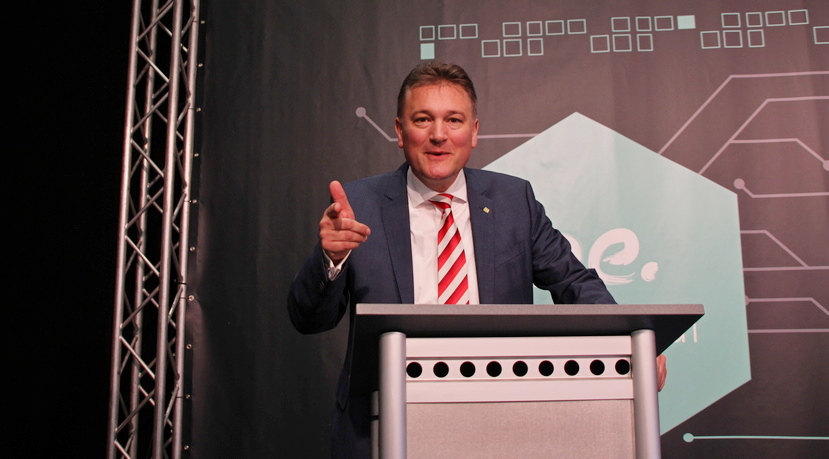 Michael Vaas auf der Hannover Messe 2019 h.JPG